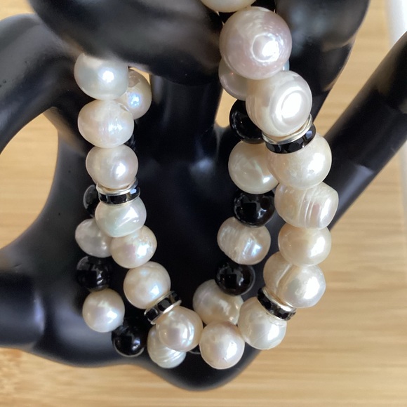 Bracelets: Genuine Pearls and Onyx - Picture 2 of 2